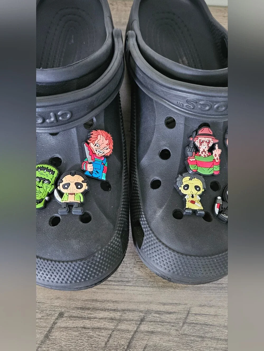 CROCS Men’s Black Halloween Charms Size 11 Chucky Freddie Jason Ghostface Scary